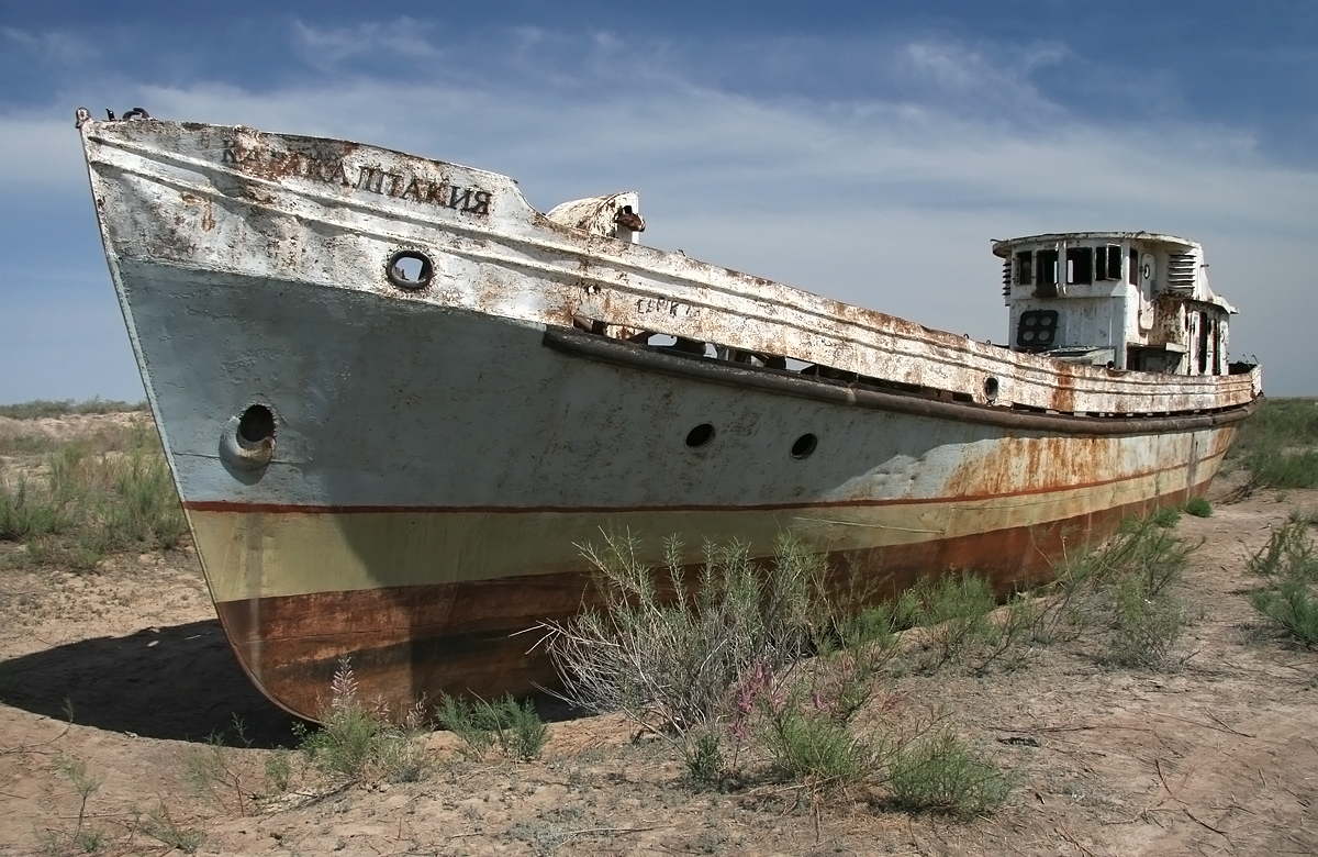 barco01 - El Mar de Aral, como el cultivo del algodón acabó con un gran lago